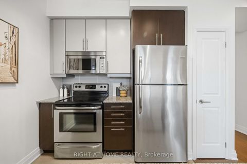 Photo 2 at 909 - 530 St Clair Avenue W, Cedarvale, Toronto