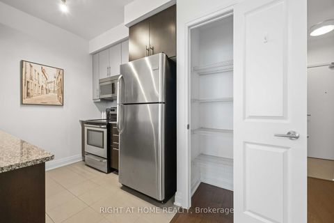 Photo 3 at 909 - 530 St Clair Avenue W, Cedarvale, Toronto
