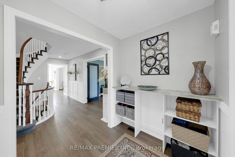 Photo 2 at 61 Barwick Drive, West Bayfield, Barrie