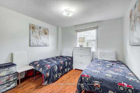 Photo 8 at 98 York Hill Boulevard, Yorkhill, Vaughan