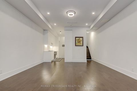 Photo 4 at TH18 - 270 Davenport Road, Annex, Toronto