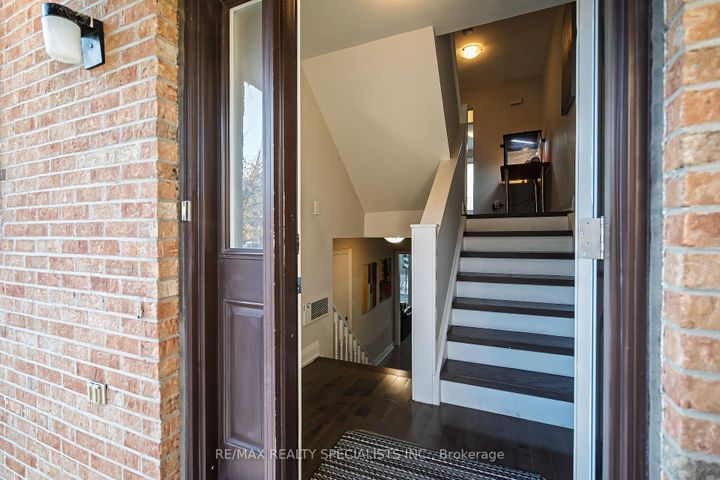 Photo 2 at 8 - 6780 Formentera Avenue, Meadowvale, Mississauga