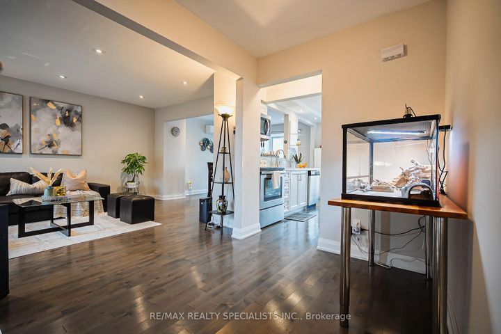 Photo 3 at 8 - 6780 Formentera Avenue, Meadowvale, Mississauga