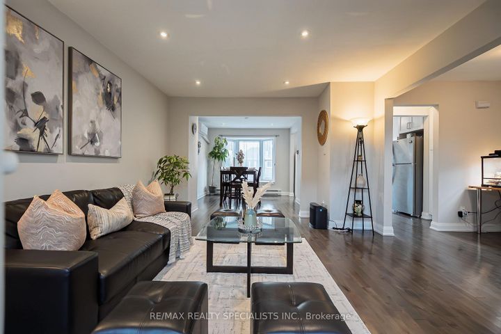 Photo 5 at 8 - 6780 Formentera Avenue, Meadowvale, Mississauga
