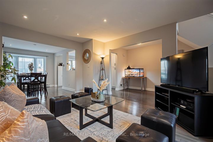 Photo 6 at 8 - 6780 Formentera Avenue, Meadowvale, Mississauga