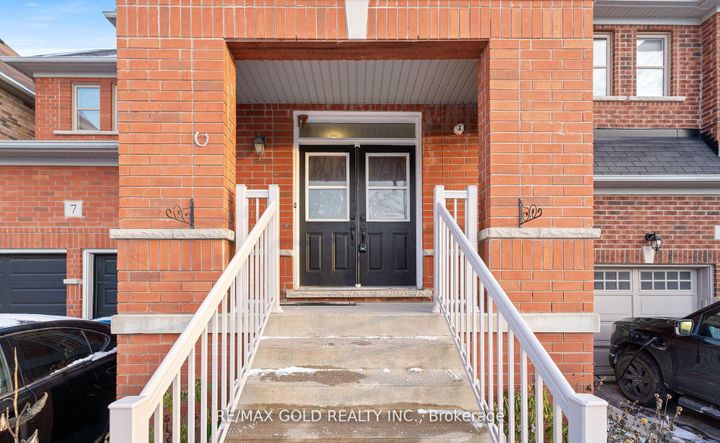 Photo 5 at 7 Gardenbrooke Trail, Bram East, Brampton