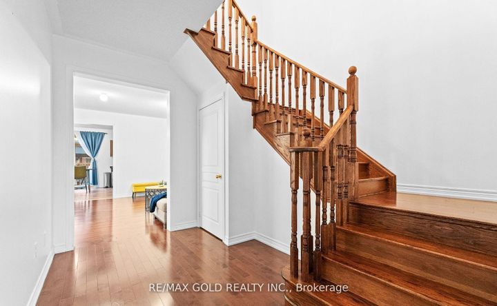 Photo 8 at 7 Gardenbrooke Trail, Bram East, Brampton