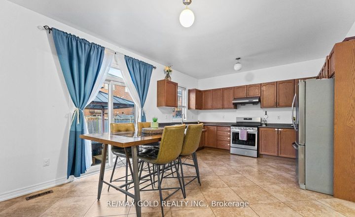 Photo 10 at 7 Gardenbrooke Trail, Bram East, Brampton