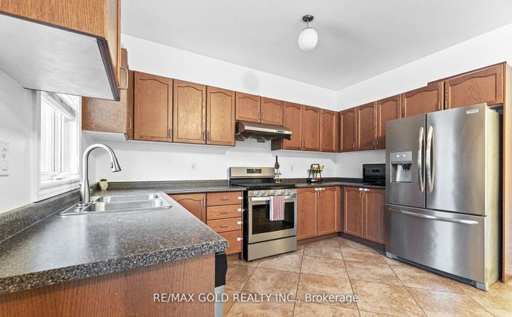 Photo 12 at 7 Gardenbrooke Trail, Bram East, Brampton