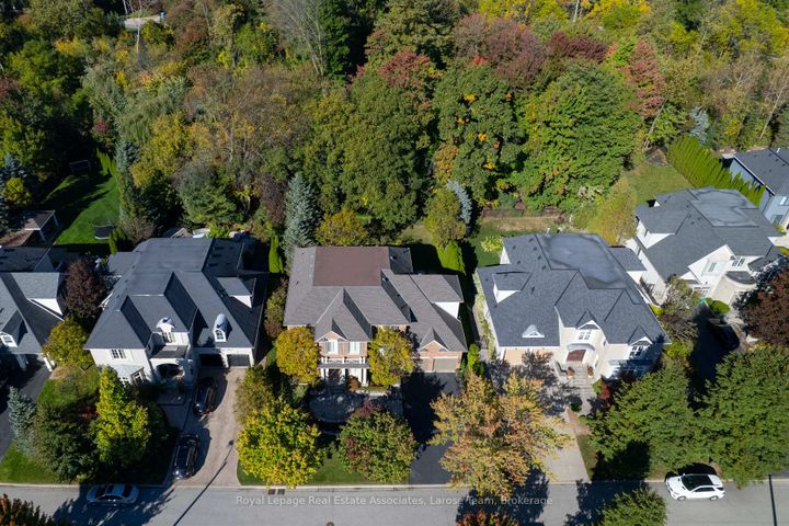 Photo 2 at 562 Gladwyne Court, Lorne Park, Mississauga