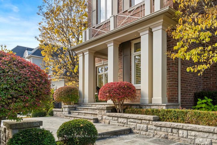 Photo 4 at 562 Gladwyne Court, Lorne Park, Mississauga