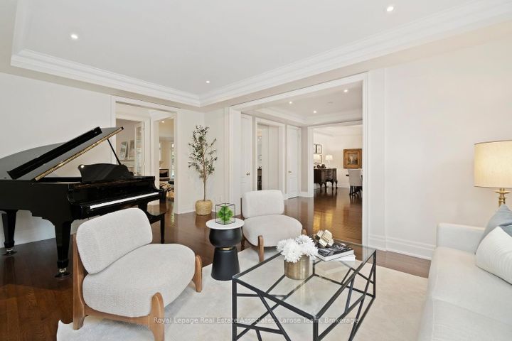 Photo 7 at 562 Gladwyne Court, Lorne Park, Mississauga