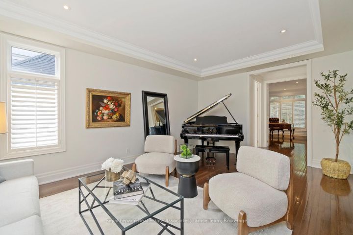 Photo 8 at 562 Gladwyne Court, Lorne Park, Mississauga