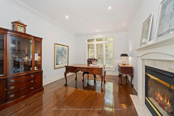 Photo 11 at 562 Gladwyne Court, Lorne Park, Mississauga