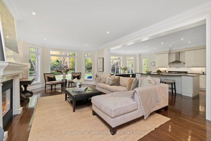 Photo 12 at 562 Gladwyne Court, Lorne Park, Mississauga