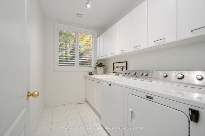 Photo 22 at 562 Gladwyne Court, Lorne Park, Mississauga