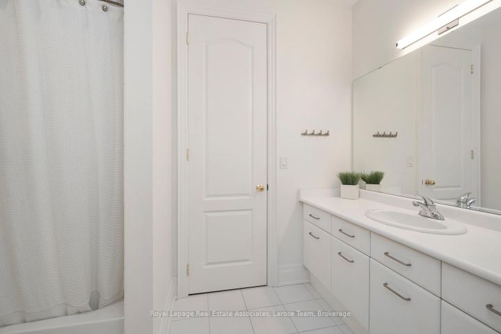 Photo 30 at 562 Gladwyne Court, Lorne Park, Mississauga