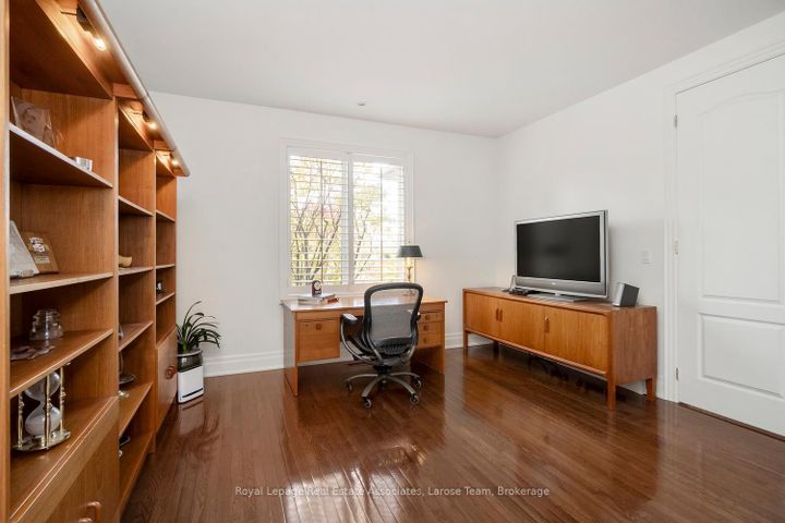 Photo 31 at 562 Gladwyne Court, Lorne Park, Mississauga