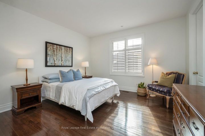 Photo 34 at 562 Gladwyne Court, Lorne Park, Mississauga