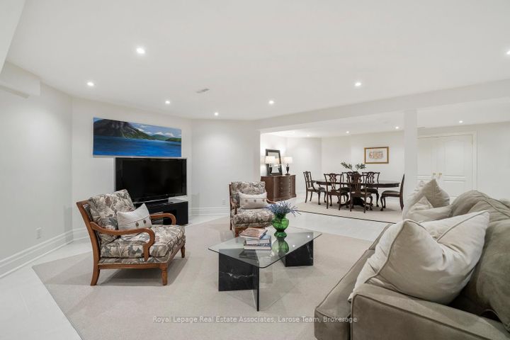 Photo 36 at 562 Gladwyne Court, Lorne Park, Mississauga