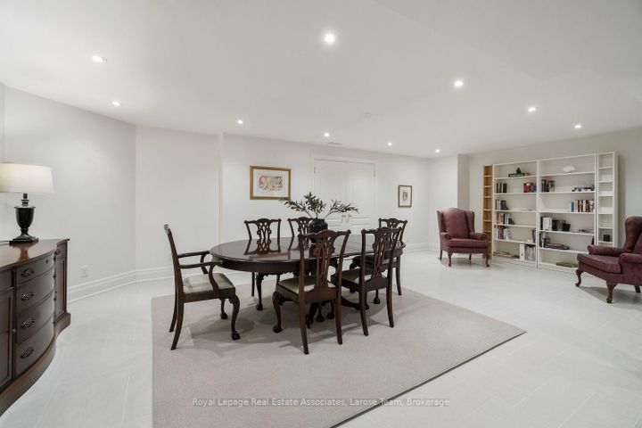 Photo 37 at 562 Gladwyne Court, Lorne Park, Mississauga