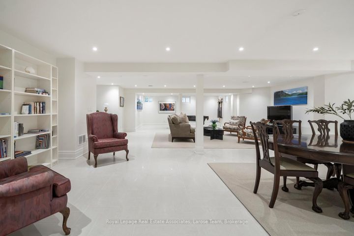 Photo 38 at 562 Gladwyne Court, Lorne Park, Mississauga