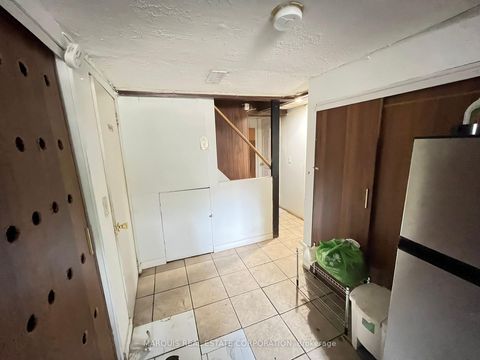 Photo 3 at 14 Cardell Avenue, Pelmo Park W4, Toronto