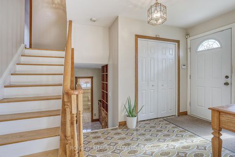 Photo 2 at 31 Purpledusk Trail, Morningside, Toronto