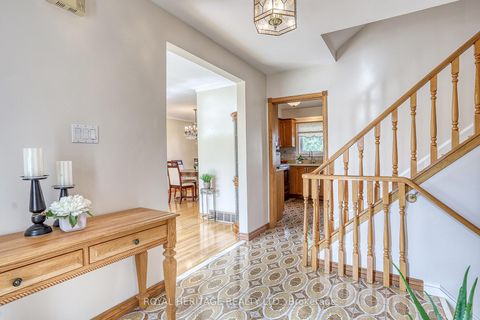 Photo 3 at 31 Purpledusk Trail, Morningside, Toronto