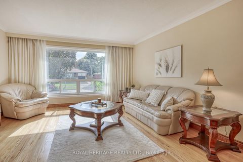 Photo 4 at 31 Purpledusk Trail, Morningside, Toronto