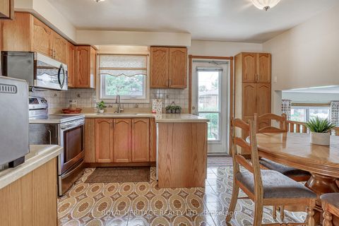 Photo 10 at 31 Purpledusk Trail, Morningside, Toronto