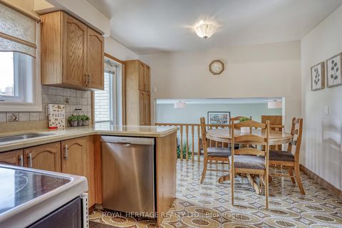 Photo 11 at 31 Purpledusk Trail, Morningside, Toronto