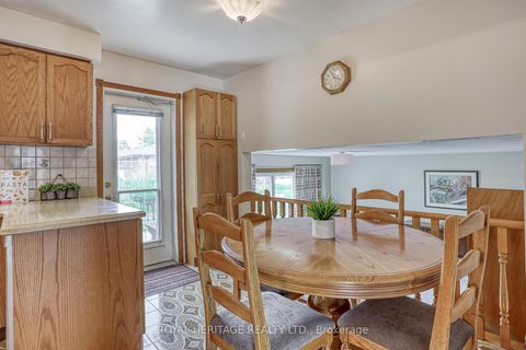 Photo 12 at 31 Purpledusk Trail, Morningside, Toronto