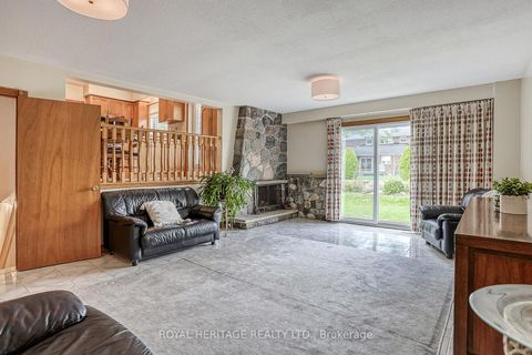 Photo 13 at 31 Purpledusk Trail, Morningside, Toronto