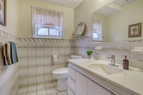 Photo 17 at 31 Purpledusk Trail, Morningside, Toronto