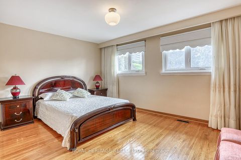 Photo 19 at 31 Purpledusk Trail, Morningside, Toronto