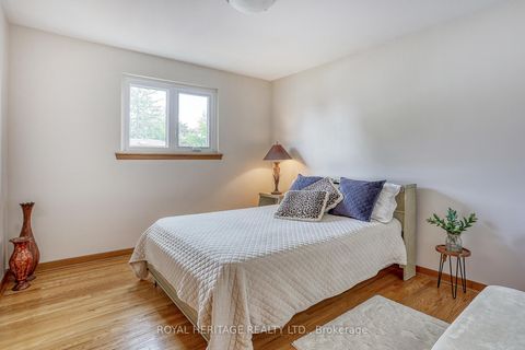 Photo 23 at 31 Purpledusk Trail, Morningside, Toronto