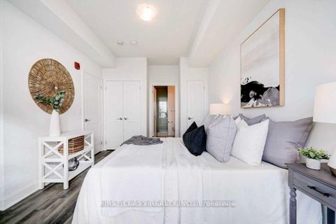 Photo 13 at 317 - 50 Lakebreeze Drive, Newcastle, Clarington