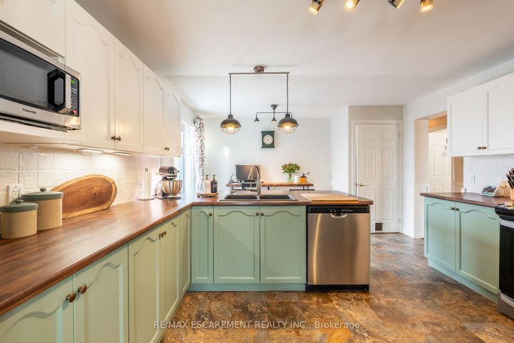 Photo 13 at 136 Glenariff Drive, Rural Flamborough, Hamilton