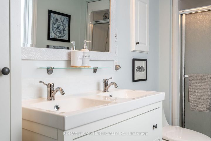 Photo 25 at 136 Glenariff Drive, Rural Flamborough, Hamilton