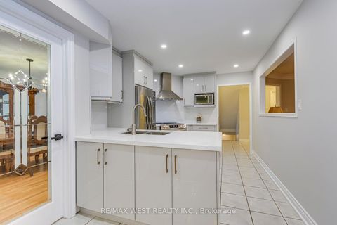 Photo 9 at 1397 Helen Court, WO West, Oakville