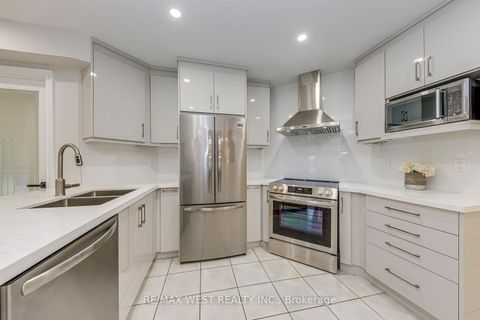 Photo 11 at 1397 Helen Court, WO West, Oakville