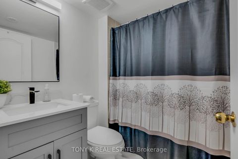 Photo 6 at 36 - 651 B Warden Avenue, Birchmount, Toronto