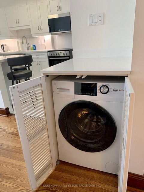 Photo 8 at 420 Jane Street, Lambton Baby Point, Toronto