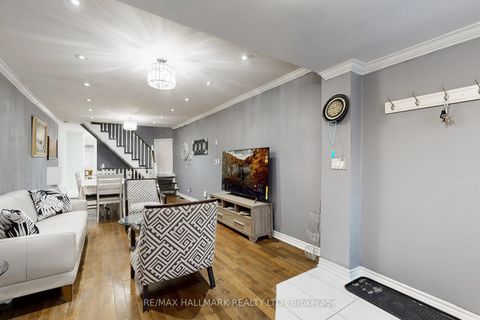 Photo 4 at 4 King Edward Avenue, Lumsden, Toronto