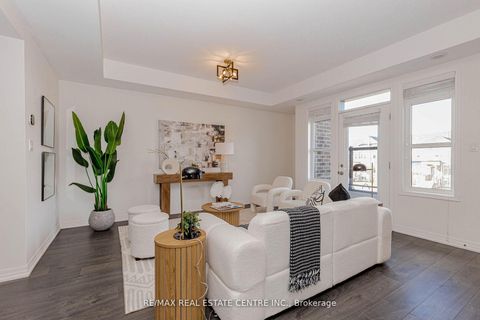 Photo 11 at 112 Burnhamthorpe Road E, GO Glenorchy, Oakville