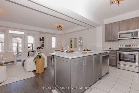 Photo 14 at 112 Burnhamthorpe Road E, GO Glenorchy, Oakville