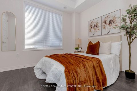 Photo 20 at 112 Burnhamthorpe Road E, GO Glenorchy, Oakville