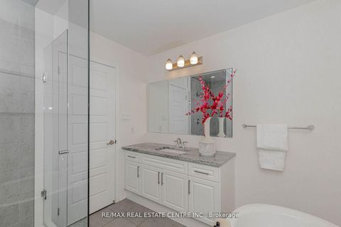 Photo 33 at 112 Burnhamthorpe Road E, GO Glenorchy, Oakville