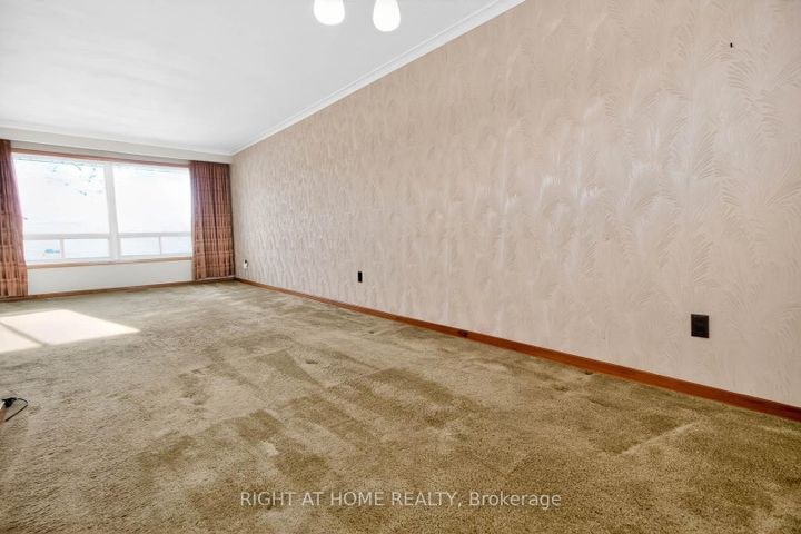 Photo 3 at 7524 Wrenwood Crescent, Malton, Mississauga